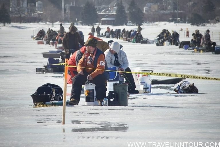 Canada - ice fishing live demo